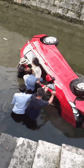 突发萧山一女司机驾车冲入河里附近村民合力将其从车里救出