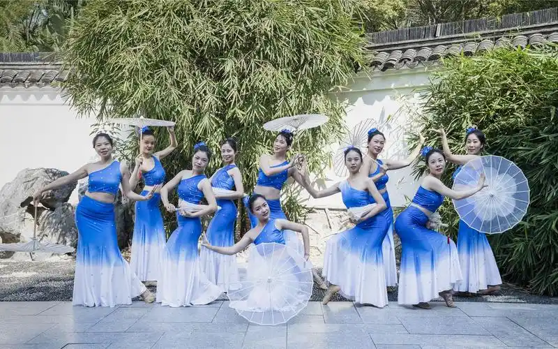 女生修炼气质的舞蹈-《傣族伞舞》,简单 零基础_哔哩哔哩 (゜-゜)つロ