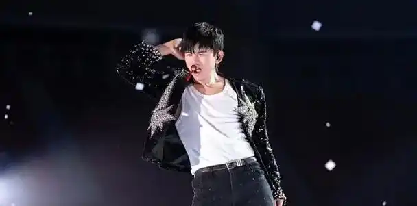 张杰谢娜带3女儿逛迪士尼,两人渔夫帽上万,开演唱会场场爆满_腾讯新闻