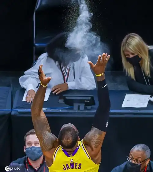 詹皇赛前抛洒镁粉. 詹姆斯遭凶狠犯规. 浓眉卡佩拉拼抢.