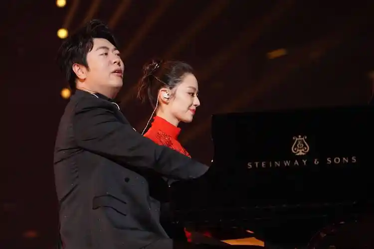 吉娜郎朗四手联弹撒糖 俩人舞台对视太甜人!