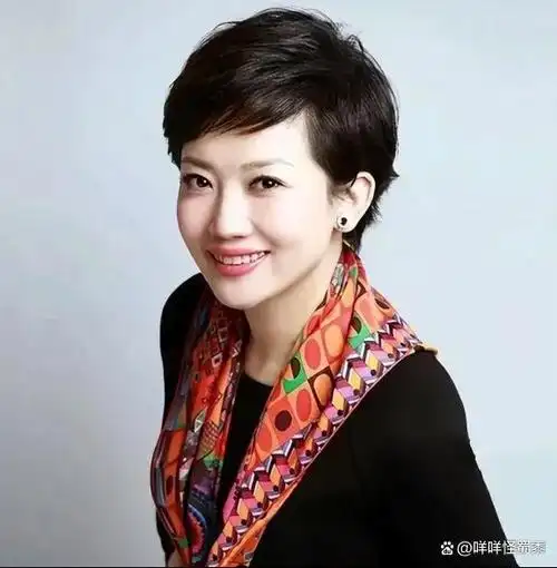 央视美女主持人王端端,164cm黄金臀腿比,气质出众,秒杀大明星