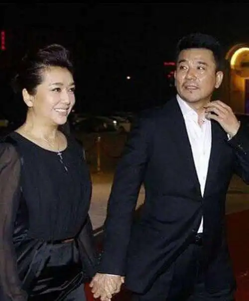 2013年6月28日,江珊和青年演员张博举止亲昵逛街被拍,被指是又一起