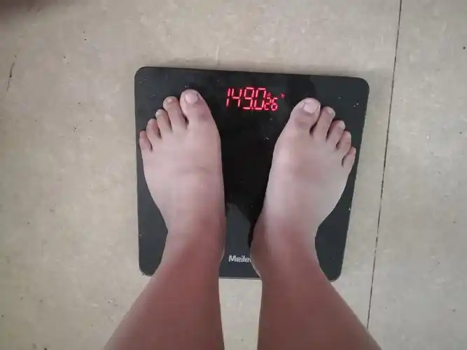 6斤,其实昨天晚上凌晨2点洗了澡我秤了下我的体重是149.