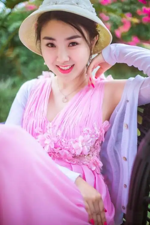 歌手肖洋甜美写真曝光宛如邻家小姐姐