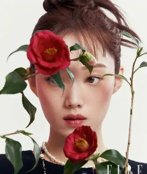 李圣经elle,korea,2月刊美妆画报释出,淡妆浓抹总相宜……_魅力_山茶