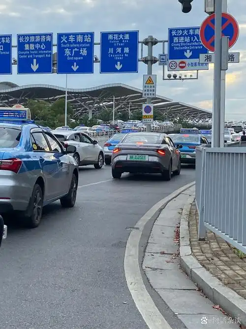 早上7点的长沙南站(进站)