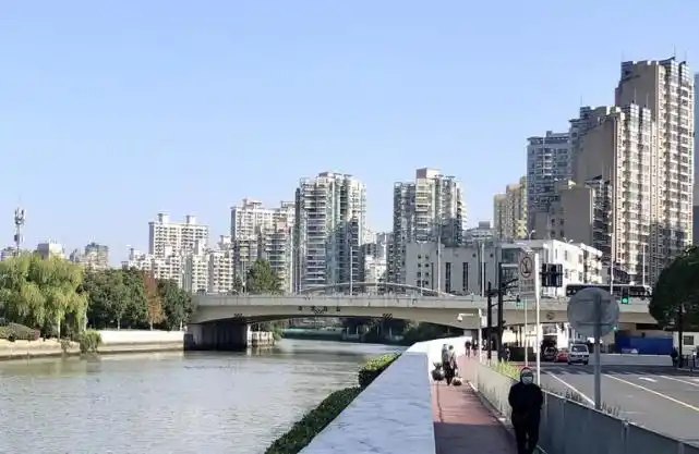 安徽的曹氏家族在苏州河的南岸三官堂庙与北岸长生庵之间(今曹杨路桥