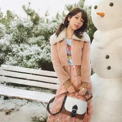 杨紫在冬季仙境中漫步蔻驰coach2020圣诞节系列