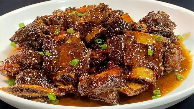 这红烧牛排做出来的确要比猪排好吃,一大盘都被我一个人干完了!-美食