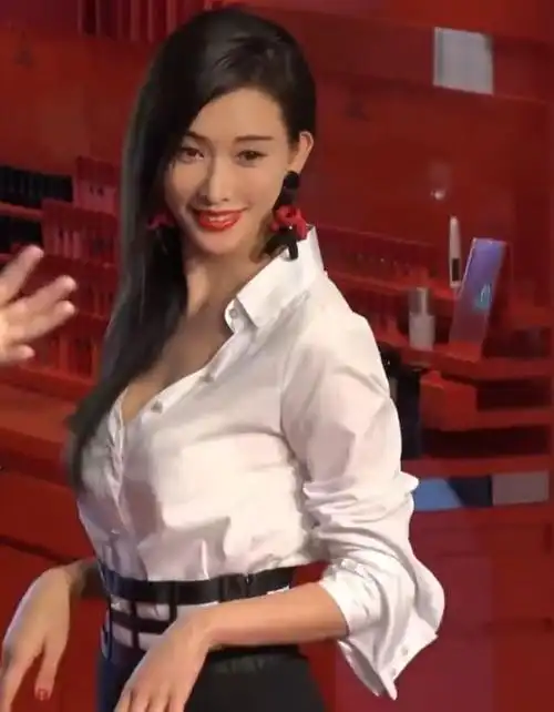 50岁林志玲亮相活动:v领衬衫好性感,身体纤瘦状态佳!