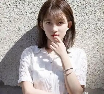 中短发直发发型 简单清新更灵动