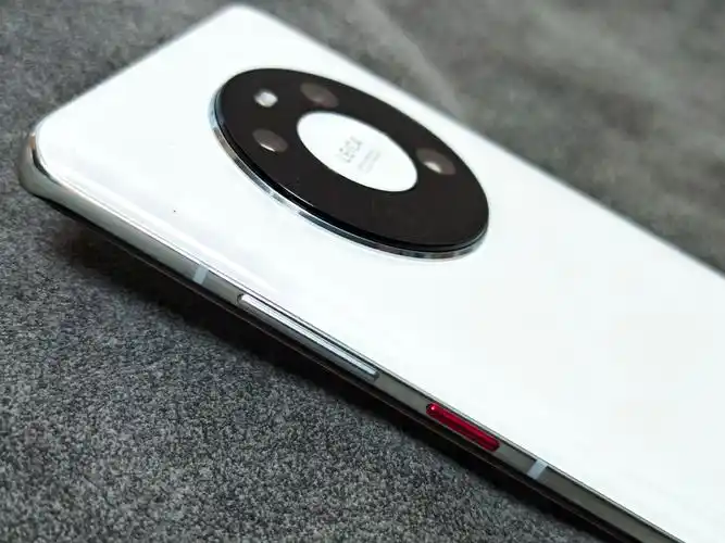 秀科技华为mate40釉白色真机图赏搭载5nm麒麟9000e