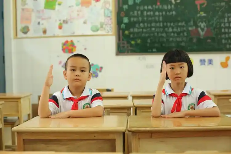 上课发言先举手,老师批准再张口.