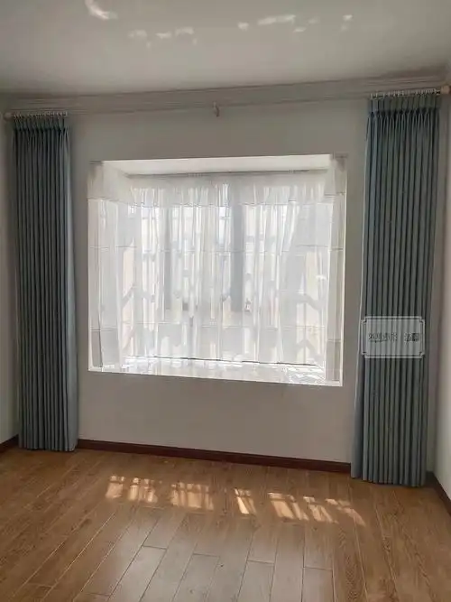 卧室带飘窗,窗帘靠窗?还是靠墙?高颜值窗帘就得这样装