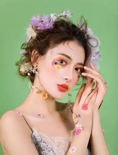 去年大热的森系妆容造型,今年依旧流行 创意的精灵妆与色彩搭配 一个