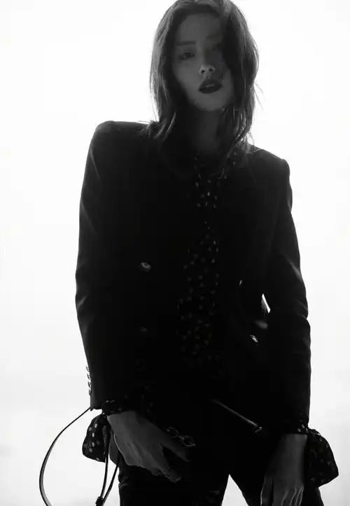 超模刘雯身材条件太优越身穿基础款黑色西装气场好强大