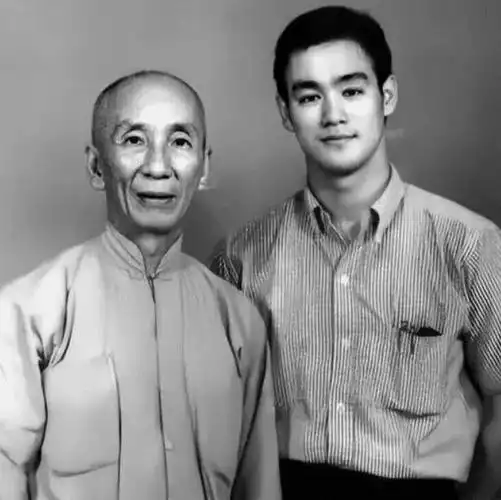 "陈国坤和李小龙到底有多像, 叶问4剧照和老照片对比, 确定没有ps?