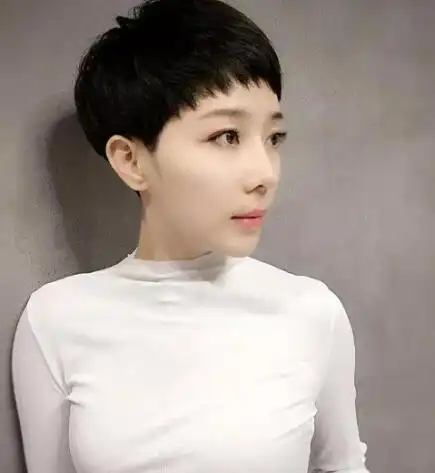 女生超短露耳碎发发型