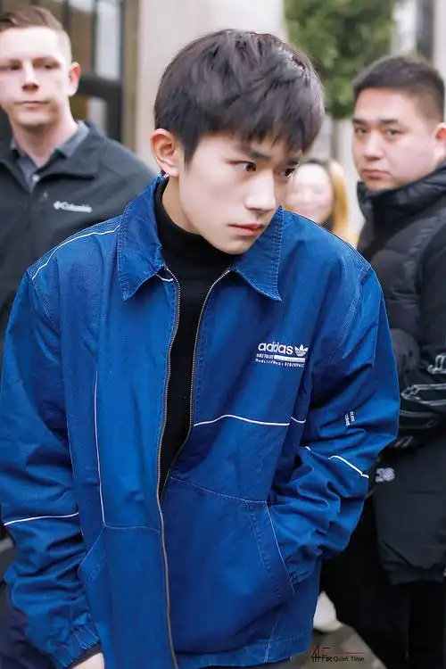 易烊千玺洛杉矶街拍,不戴帽子口罩,帅得很直观