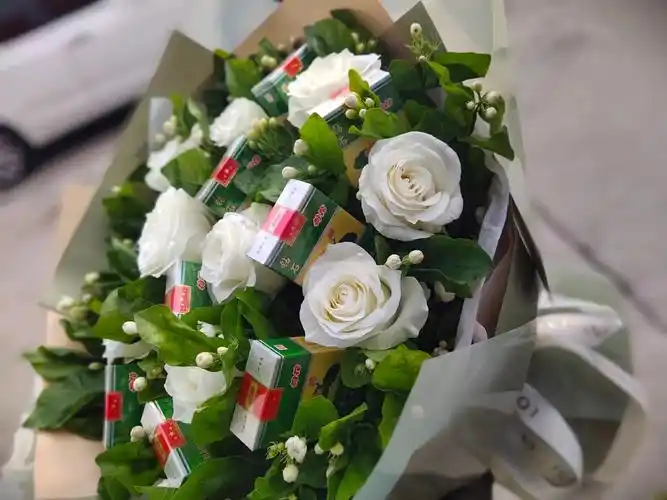 深情不及久伴,厚爱无需多言…… #生日香烟花束#男士花礼#茉 - 抖音