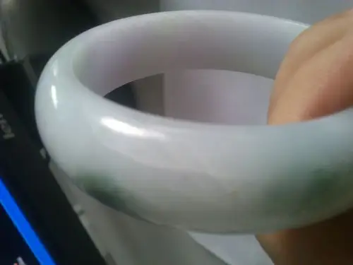 新买的玉镯,有很多白色的像线一样的裂纹,觉得像裂纹,但是表面看不出