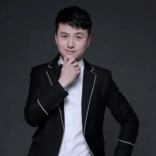 于2003年8月进入江西电视台卫星频道,主持全新的歌手擂台节目《阳光