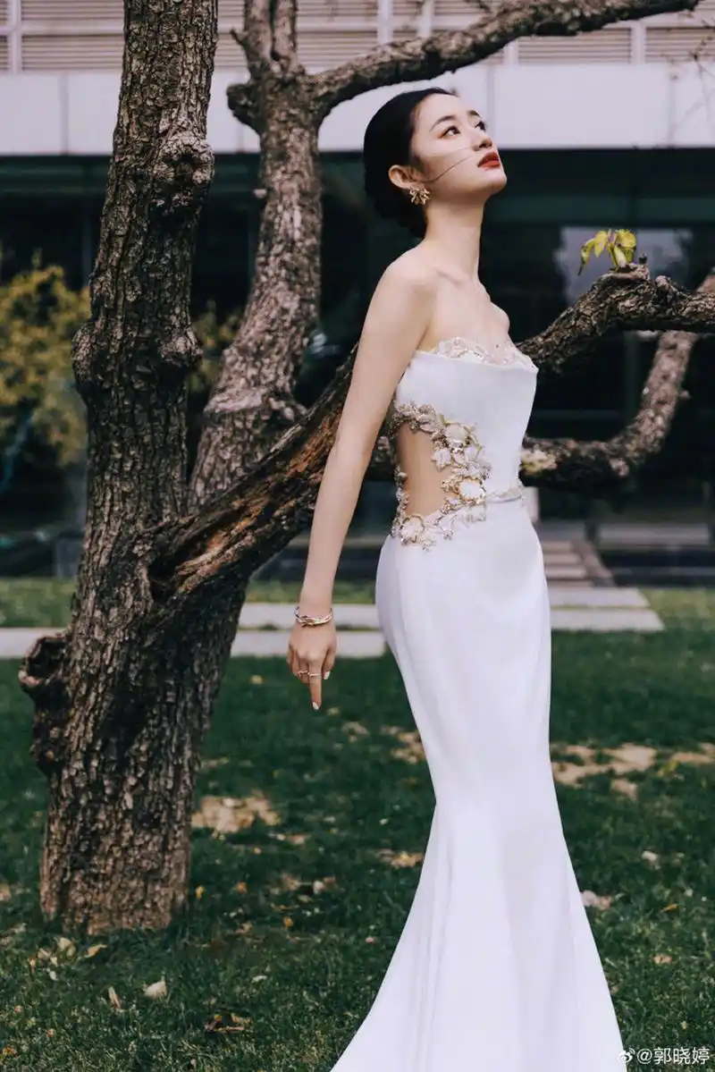 郭晓婷的蚂蚁腰备受热议,她的腰部线条优美紧致,皮肤白皙细腻.