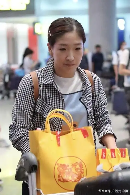 刘诗雯结束美国拉练回国,放弃运动风改穿格子衫,开饮料笑容鬼魅