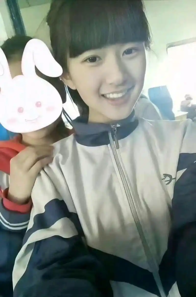 学生时代的赵露思长得好清纯,颜值绝对是女学生级别的![三哈]