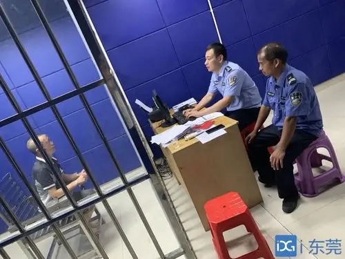 庄桂林正在审问嫌疑人 受访者供图