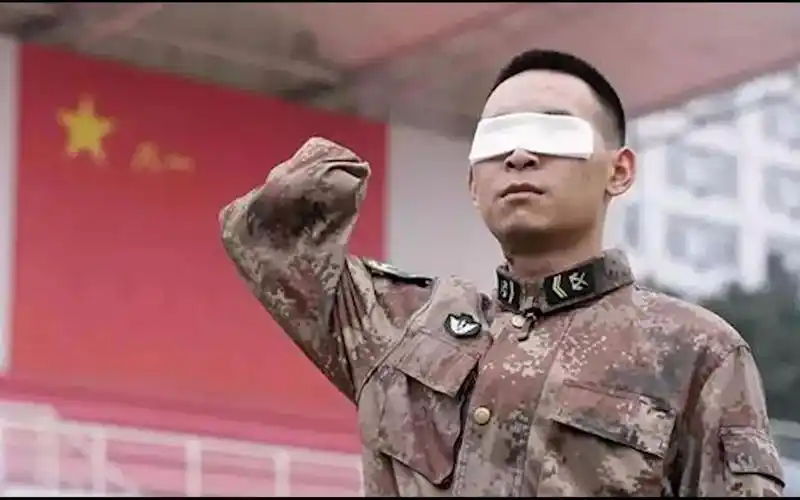 "排雷英雄"杜富国回到老部队 战友含泪相迎_哔哩哔哩_bilibili