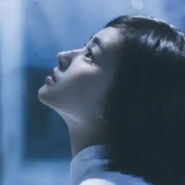 意境女头像,伤感仰望着天空发呆的-女生头像