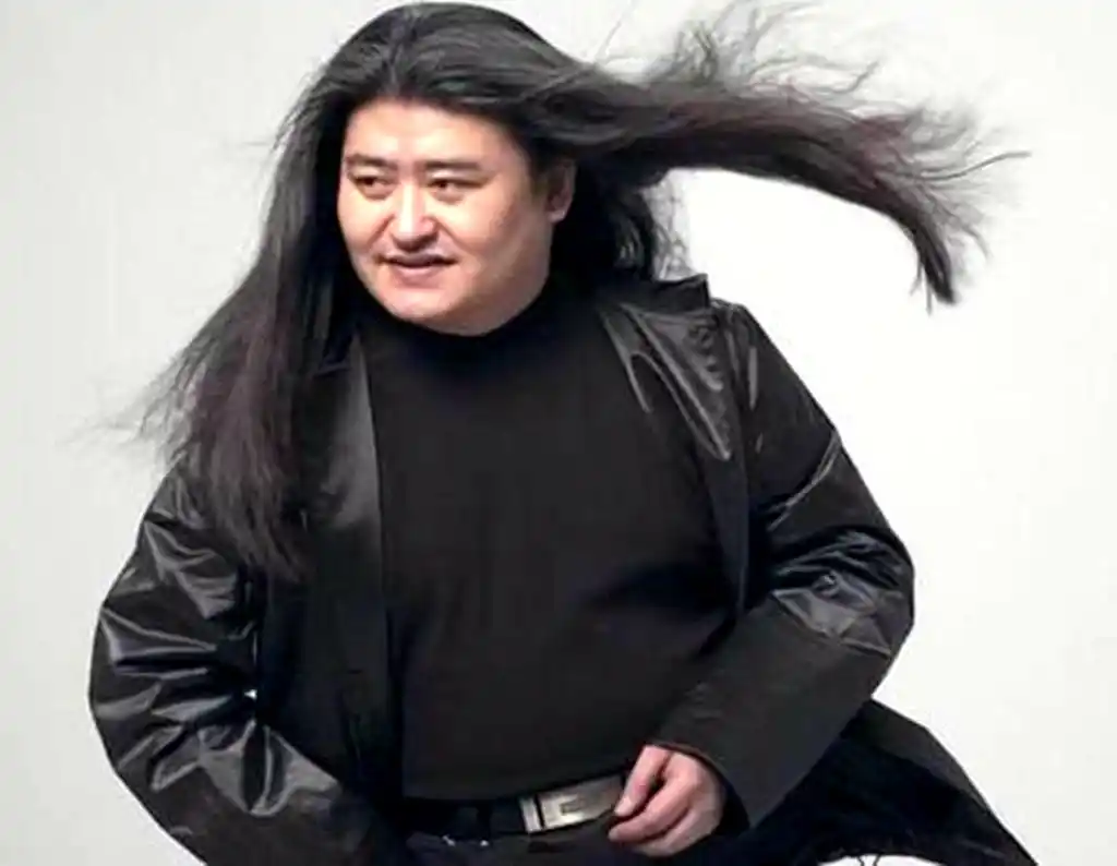 留长发的男明星,谢霆锋阴柔,刘欢霸气,但都输给了他!