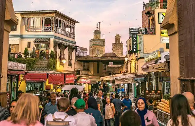 发光,"沙漠之船"骆驼沿着沙丘乘风破浪,地毯上的商人在集市上讨价还价