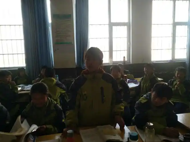 赵雯羽同学为第五个上场小组的展示作精彩点评.