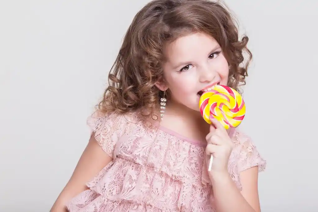 糖果棒棒糖,快乐的小女孩,吃糖吃棒棒糖,有趣的孩子的孩子吃甜食.