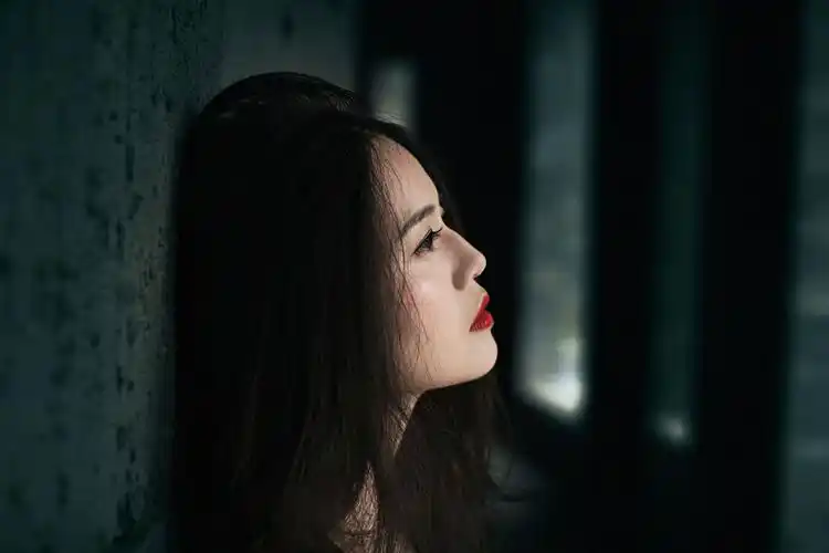 卷发风情女郎颓废私房照写真图片下载[4/9]_非主流美女_美桌网