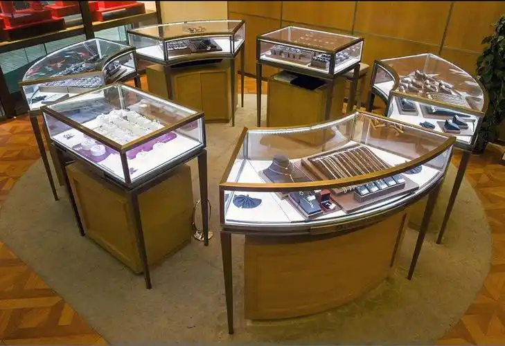 在珠宝展示柜定做中如何选择柜台内的灯光