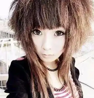 中长的发端,鲜明的层次,蓬松的感官,一展经典非主流的酷!