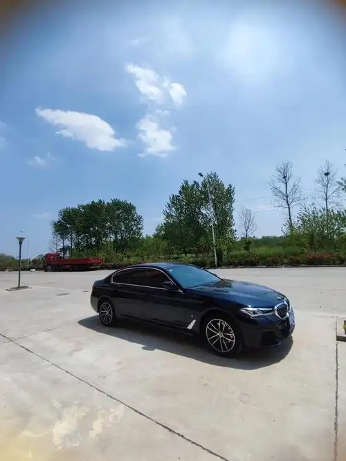 宝马525碳黑阳光下就是这样子