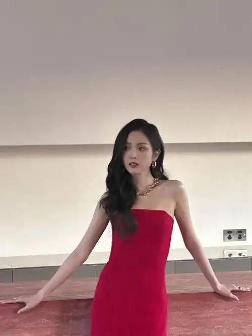 组图:吴宣仪微博晒自拍原图 一身红色连体裤妆容精致生图抗打_高清