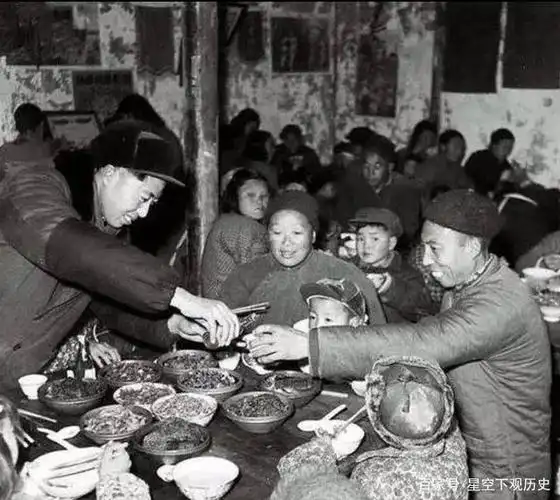 社会主义大食堂,敞开吃不要钱.