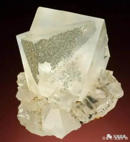 达勒姆郡所产与黄铁矿共生的白色萤石,高度:5cm,@ jeffrey scovil.