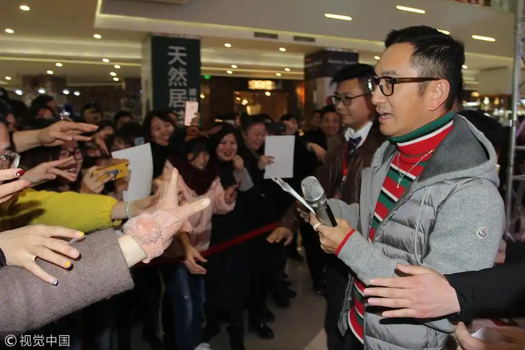 "无忌哥哥"吴启华武汉献唱两首歌 女粉丝争抢签名照片人气旺