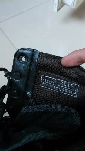 新手入手的07作战靴 求各位鉴定下真伪!谢过!