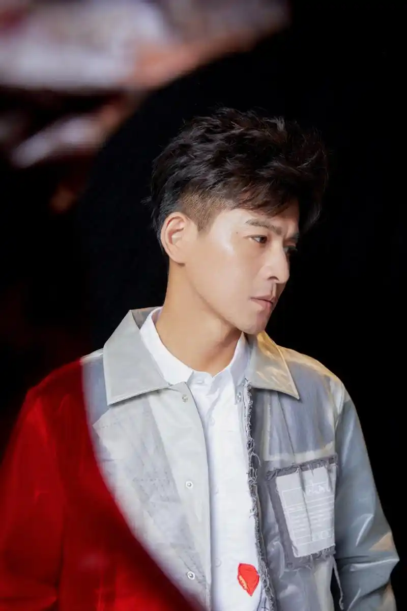 乔振宇酷帅有型生日写真图片