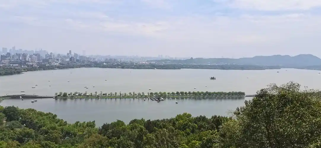 宝石山上看西湖.