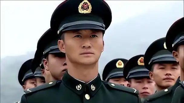 演员吴京晒军装照片惹麻烦,遭大v当众质疑违规:不是军人别乱穿