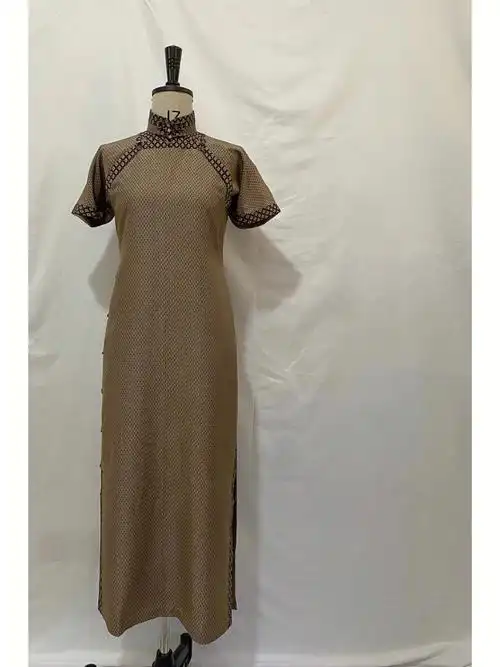 这件旗袍是姐姐自己挑选的面料以及纽扣包边和款式都是来源于姐姐自己